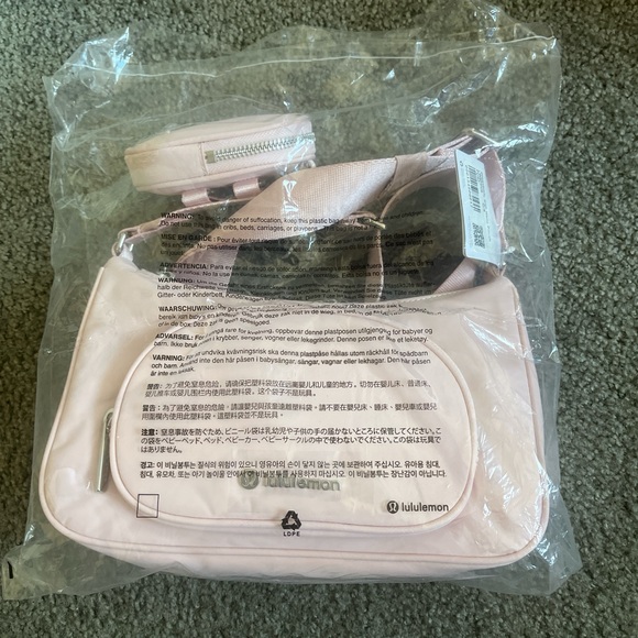 NWT lululemon crossbody bag with nano pouch - Picture 2 of 5